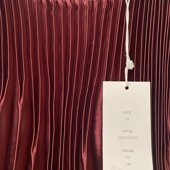 XS - Vince Anise Red Chevron Pleated Satin Tank - Picture 2 of 6